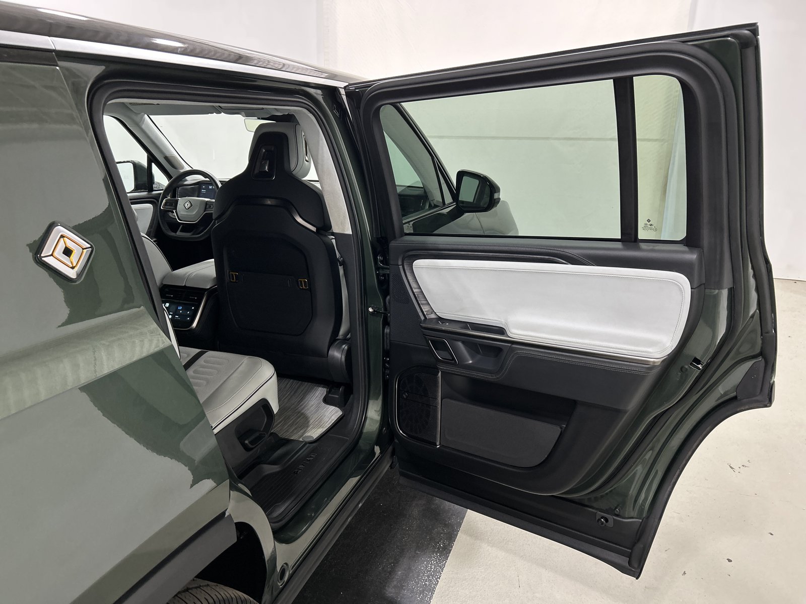 Used 2024 Rivian R1S Adventure AWD/4WD image 19