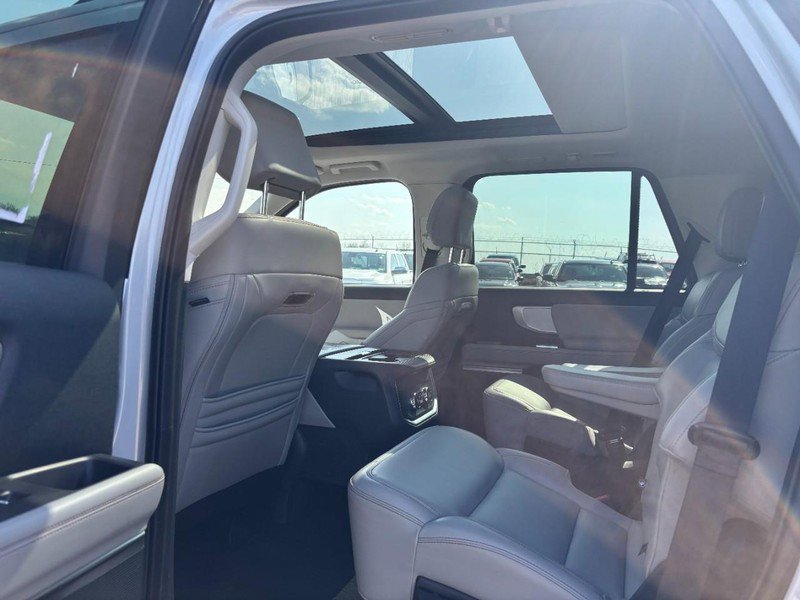 Used 2025 Ford Expedition Active image 13