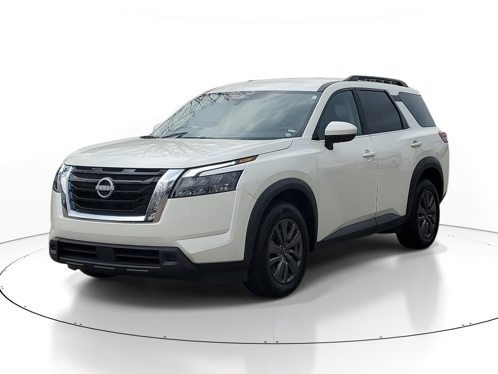 Used 2024 Nissan Pathfinder SV image 2