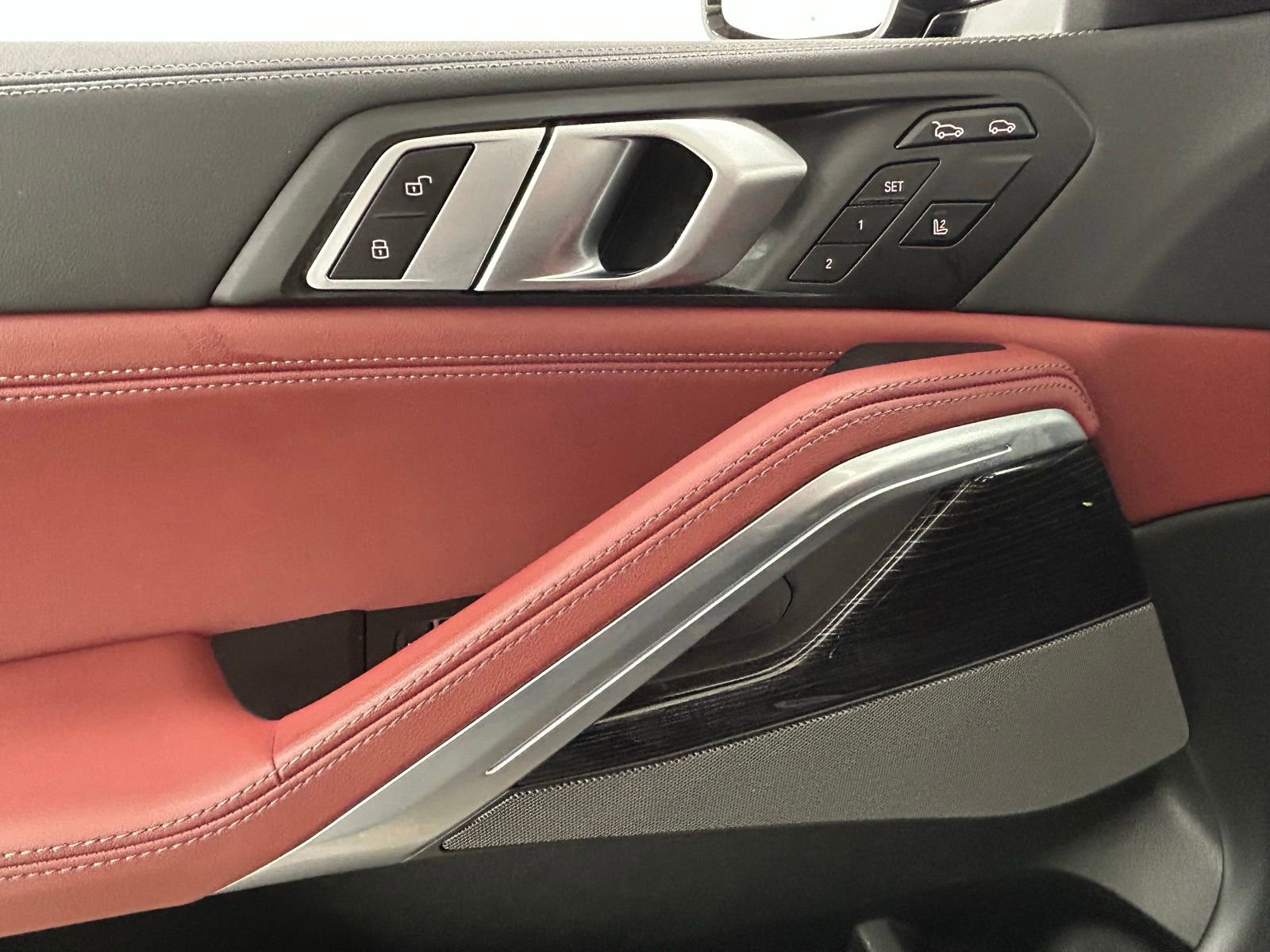 Used 2025 BMW X6 xDrive40i w/ Climate Comfort Package image 25