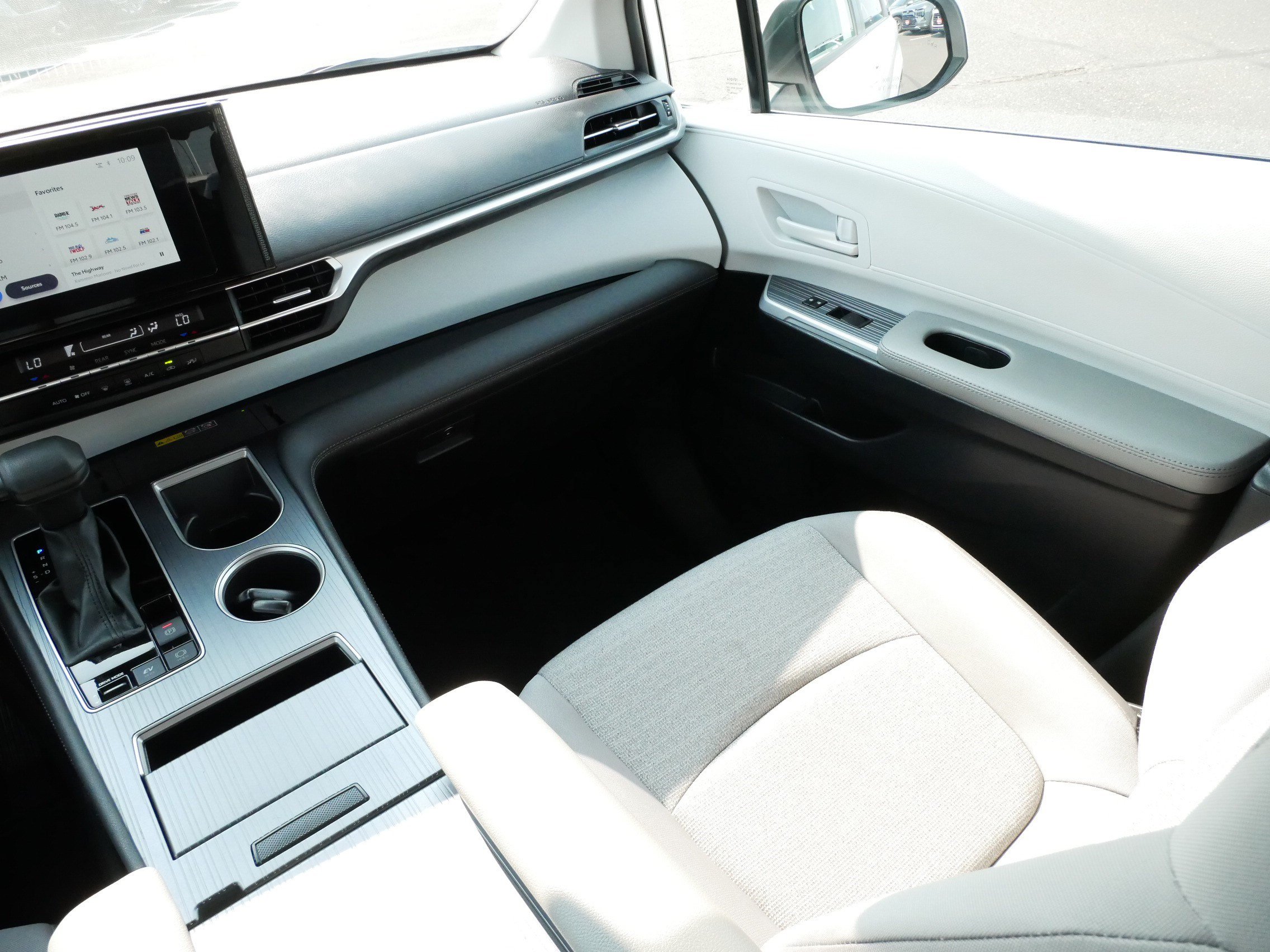Certified 2025 Toyota Sienna LE FWD image 11