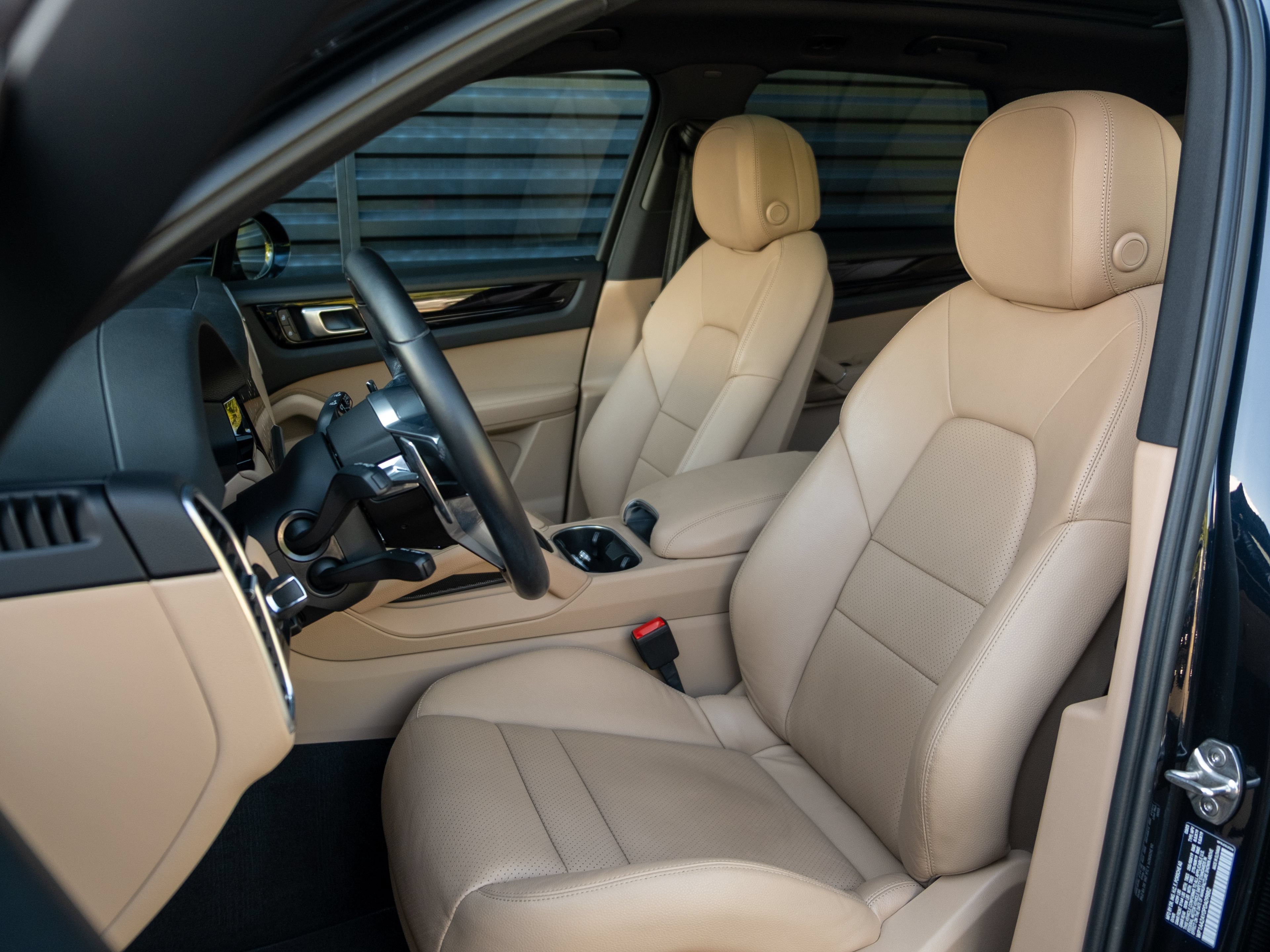 Certified 2023 Porsche Cayenne AWD/4WD image 5