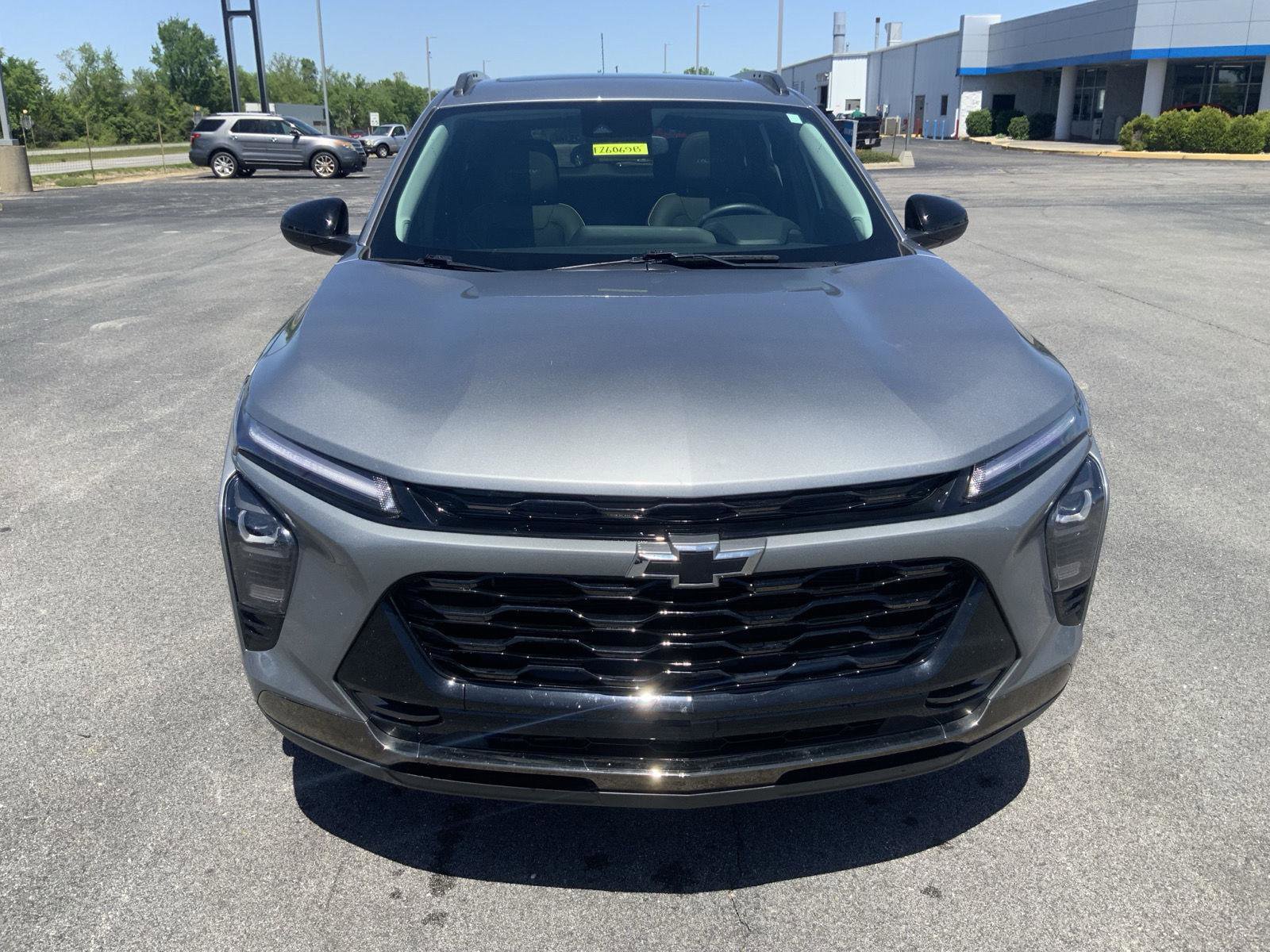 Used 2024 Chevrolet Trax ACTIV w/ Sunroof Package FWD image 3