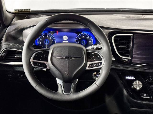 Certified 2025 Chrysler Pacifica Select AWD/4WD image 14