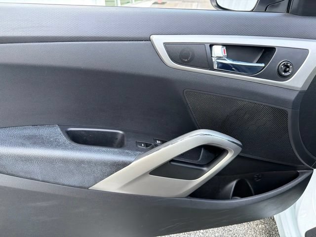 Used 2017 Hyundai Veloster FWD image 12