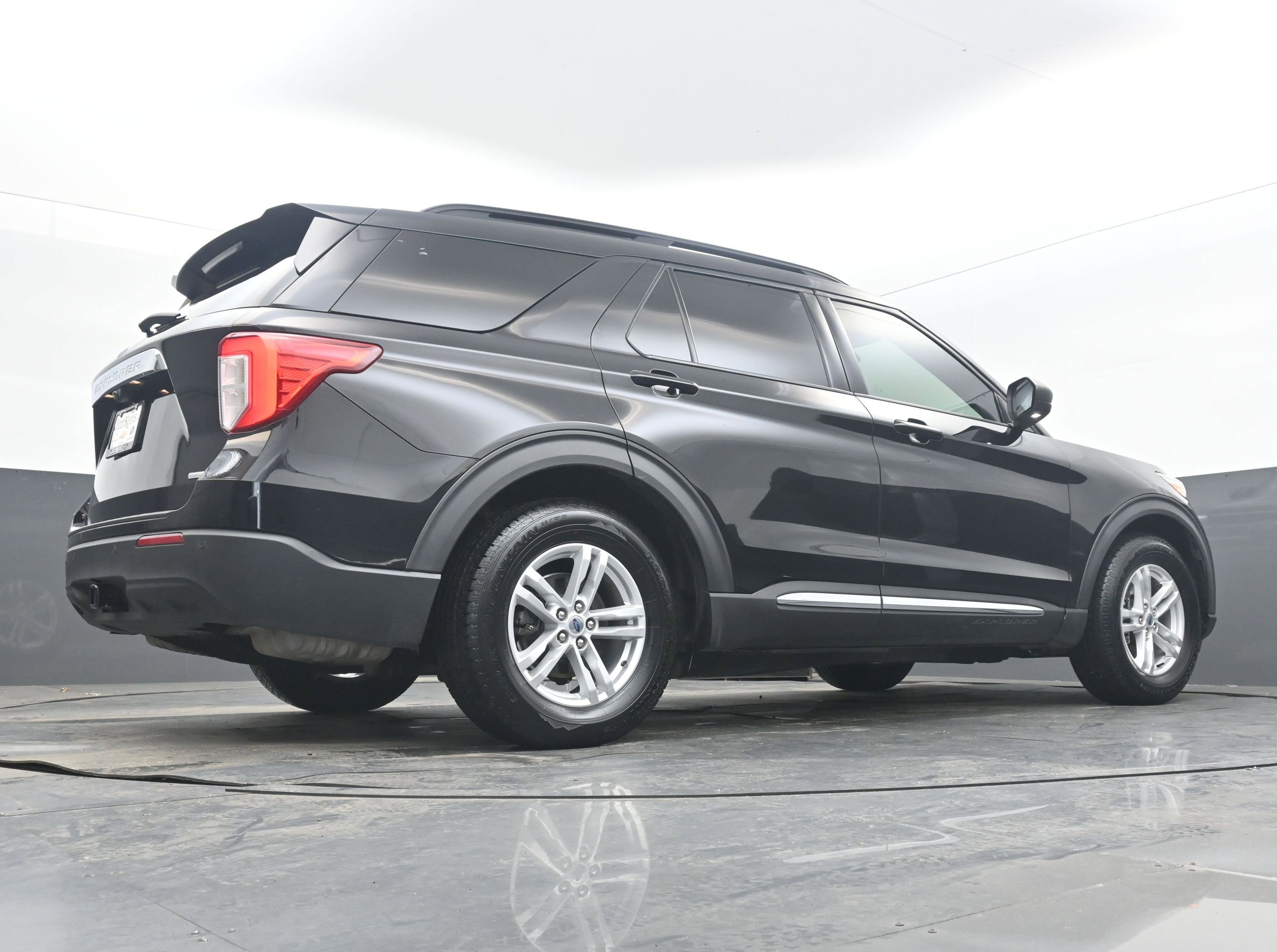 Used 2020 Ford Explorer XLT w/ Class III Trailer Tow Package image 31