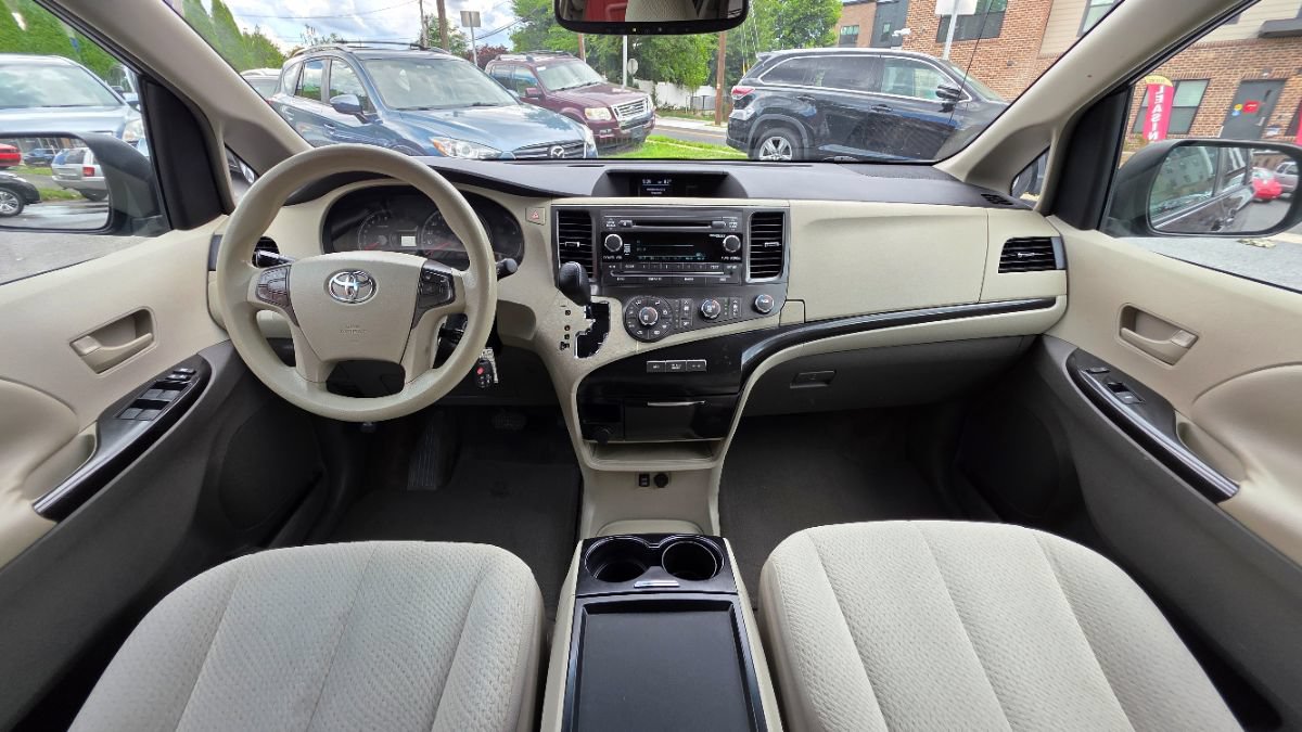 Used 2011 Toyota Sienna LE w/ Towing Pkg FWD image 14