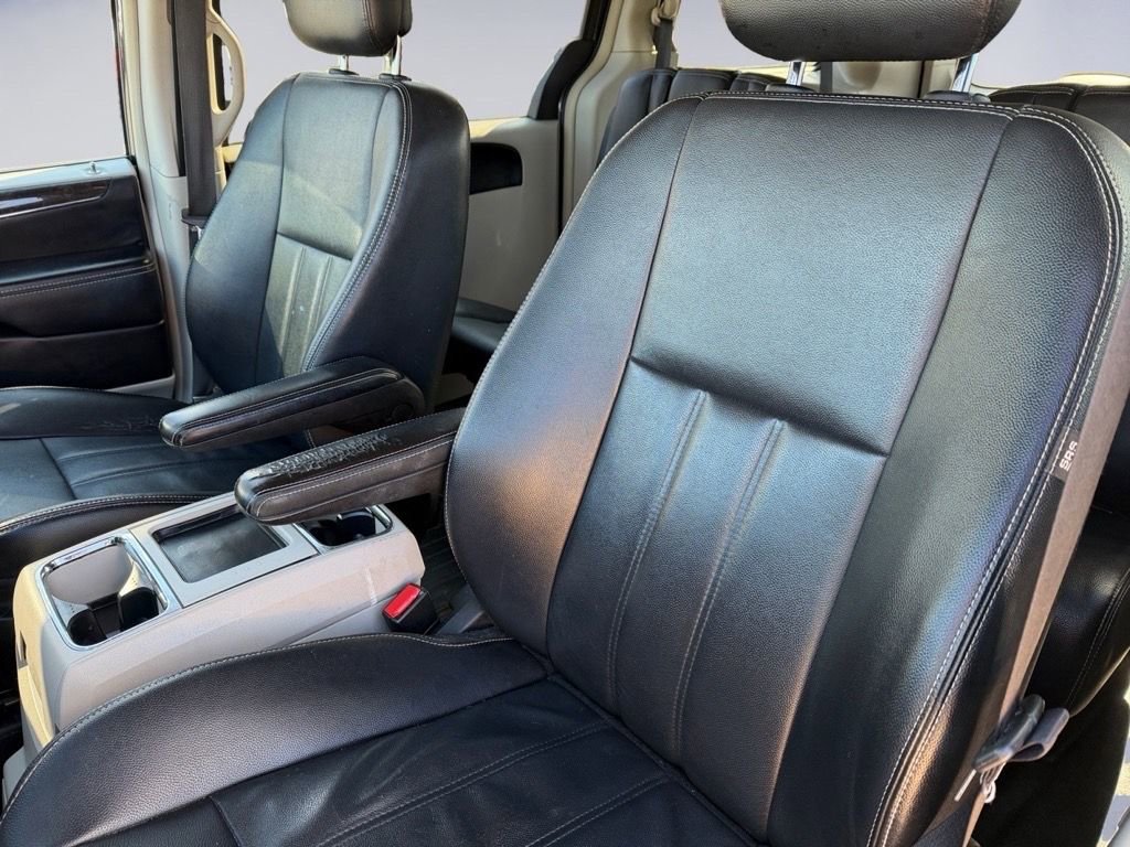 Used 2014 Chrysler Town & Country Touring image 11