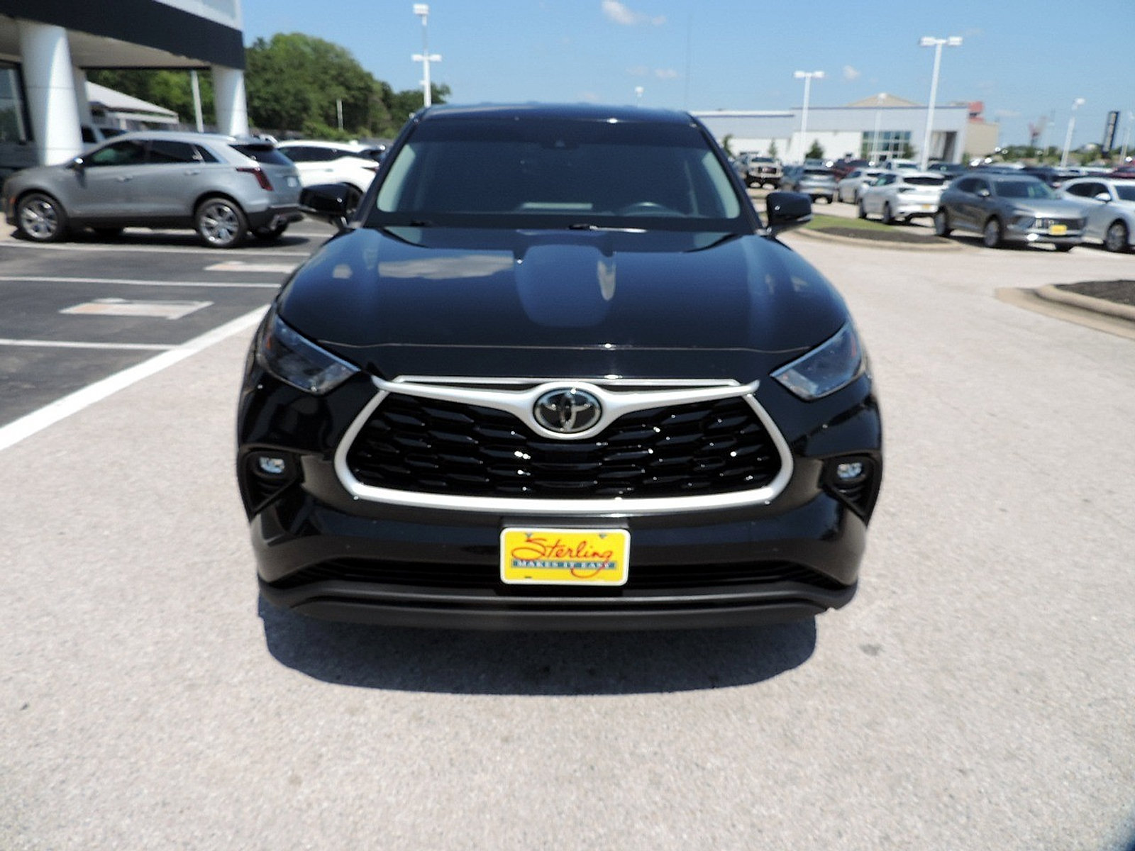 Used 2023 Toyota Highlander LE FWD image 2