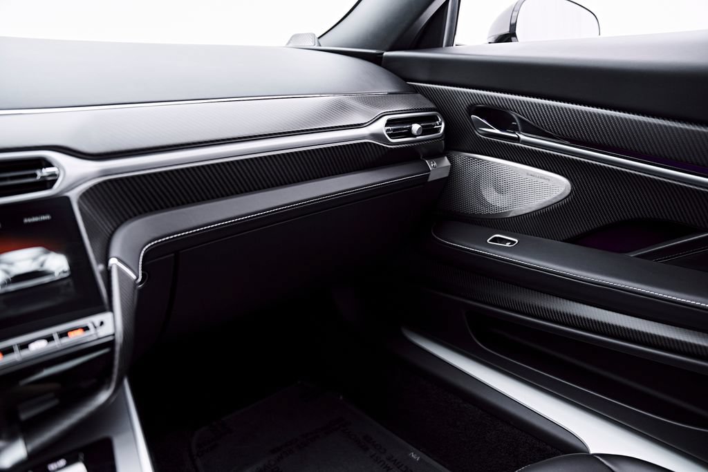 Used 2025 Aston Martin Vanquish RWD image 71