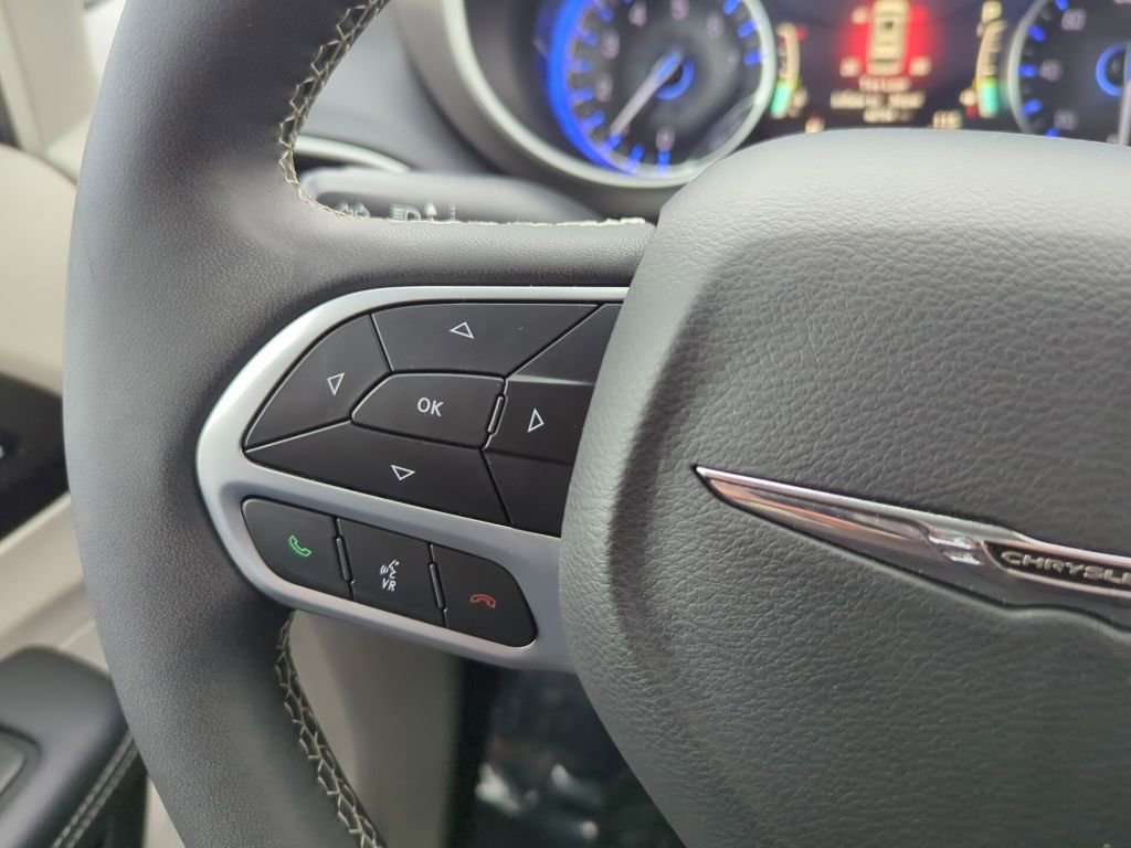 Used 2024 Chrysler Pacifica Touring-L image 23