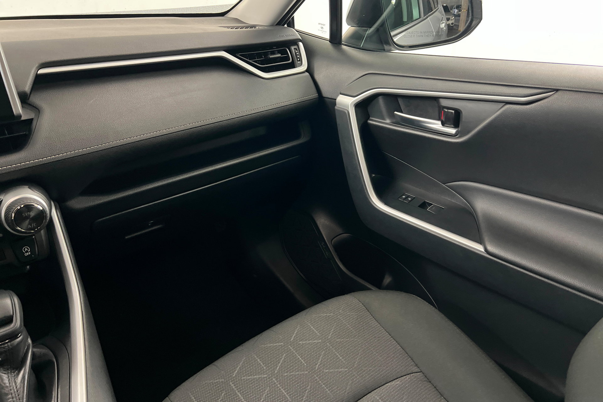 Used 2025 Toyota RAV4 XLE AWD/4WD image 11