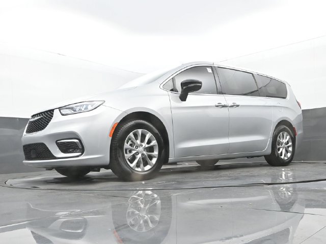 Used 2026 Chrysler Pacifica Limited FWD image 28