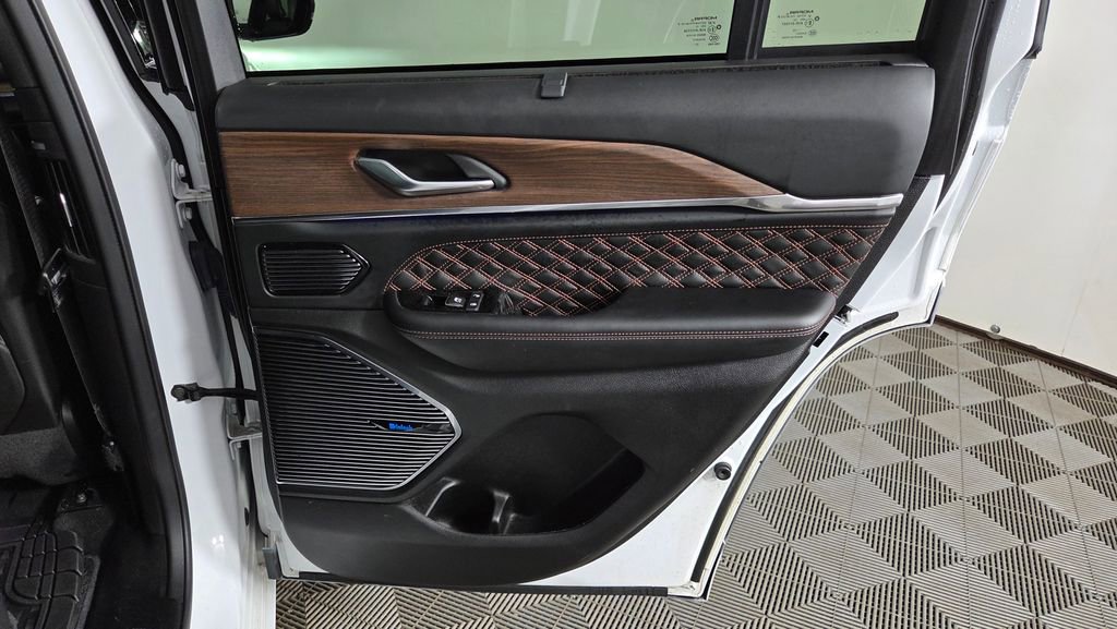 Used 2022 Jeep Grand Cherokee Summit w/ Luxury Tech Group V image 34