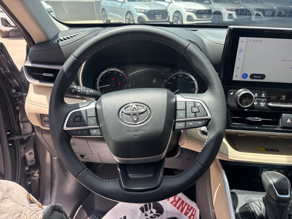 Used 2025 Toyota Highlander XLE FWD image 21