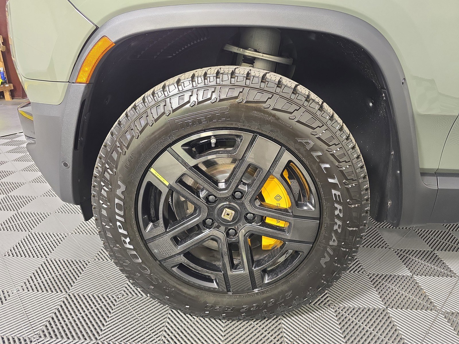Used 2023 Rivian R1S Launch Edition image 9