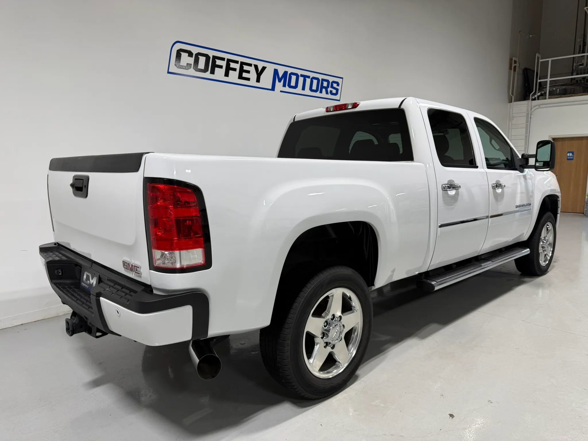 Used 2014 GMC Sierra 2500 Denali w/ Suspension Package, Off-Road image 6