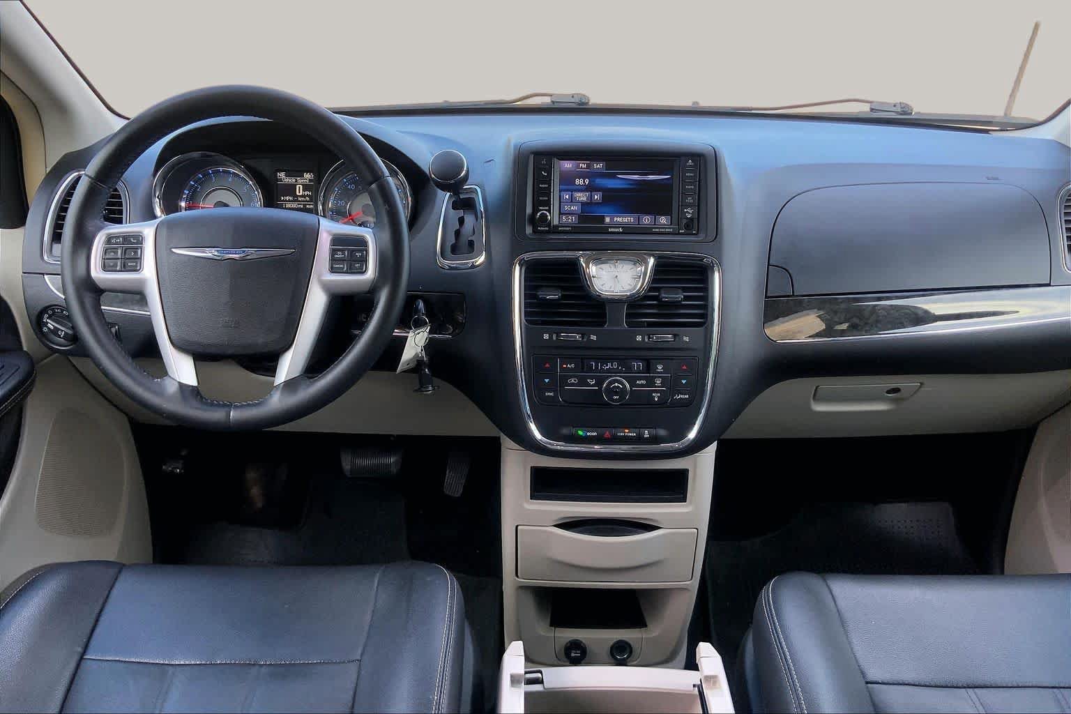 Used 2016 Chrysler Town & Country Touring FWD image 15
