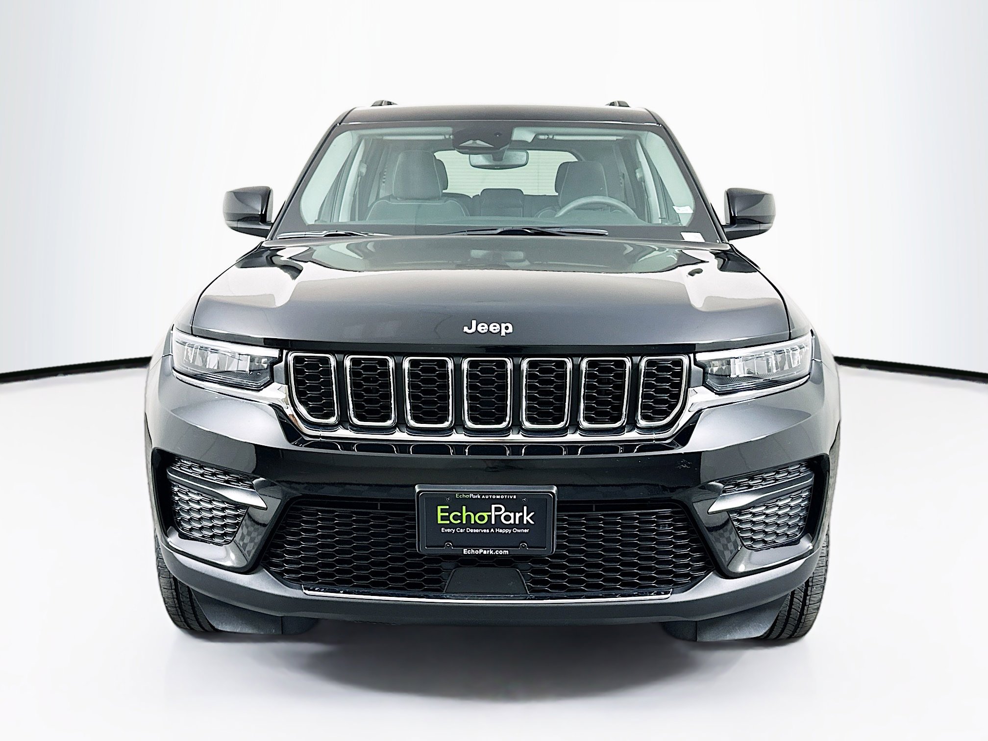 Used 2023 Jeep Grand Cherokee Laredo w/ Luxury Tech Group I AWD/4WD image 2