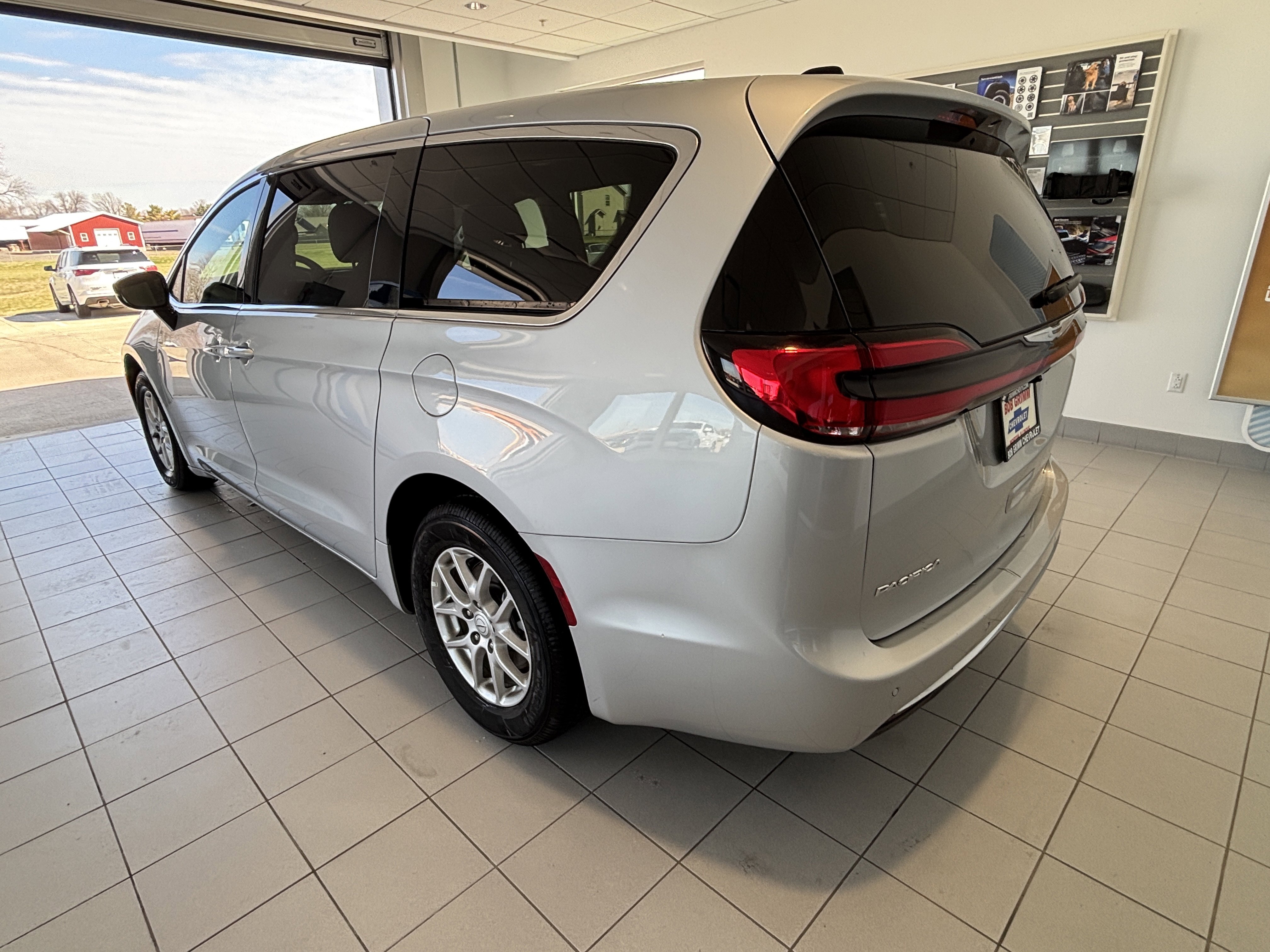 Used 2026 Chrysler Pacifica Select image 3