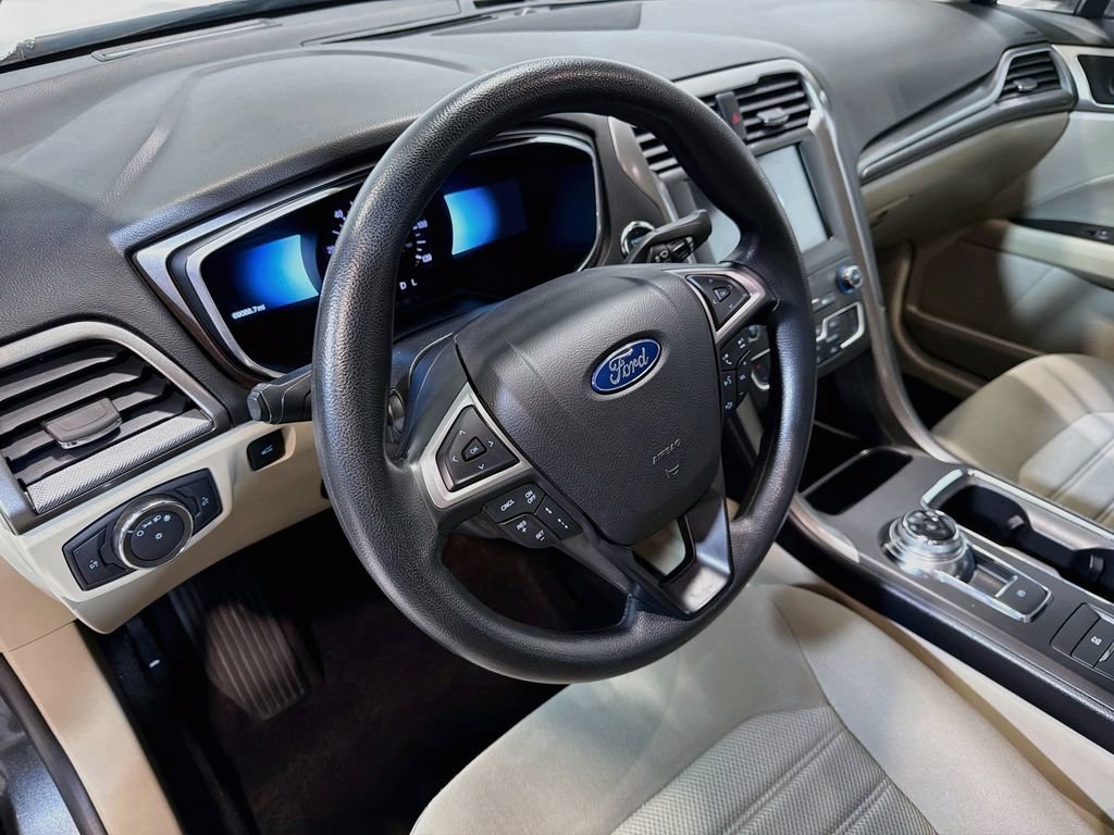 Used 2020 Ford Fusion SE FWD image 9