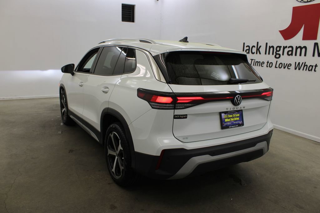 Certified 2025 Volkswagen Tiguan SE image 3