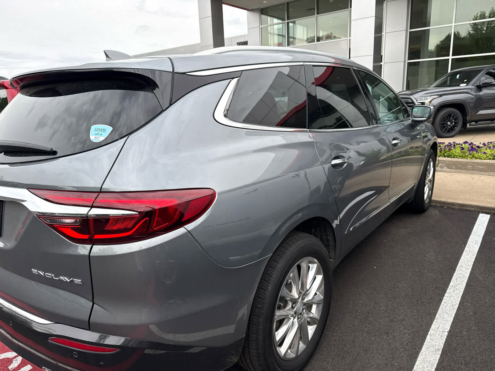 Used 2018 Buick Enclave Premium w/ Experience Buick Package FWD image 4