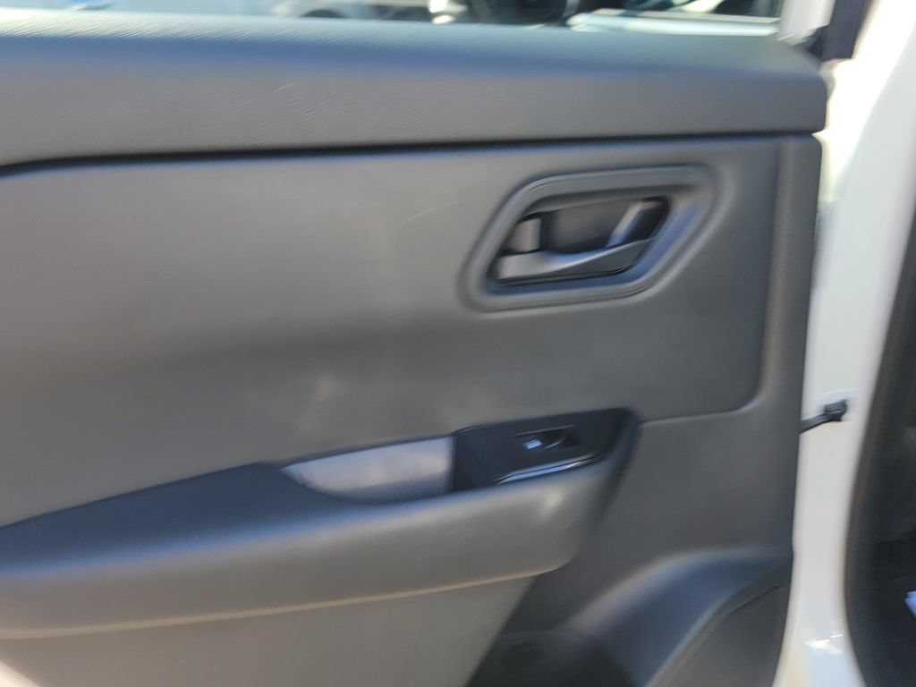 Used 2024 Nissan Rogue S AWD/4WD image 15