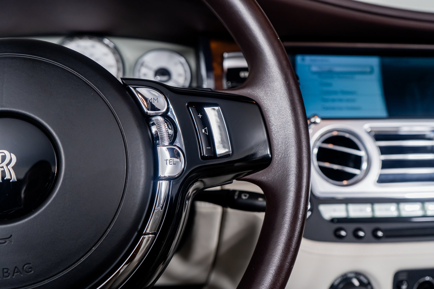 Used 2017 Rolls-Royce Dawn image 40