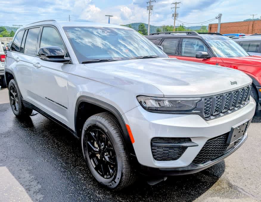 Used 2025 Jeep Grand Cherokee Altitude AWD/4WD image 3