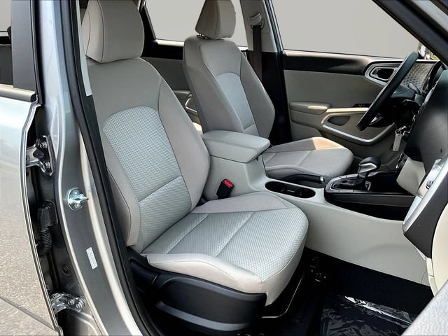 Certified 2025 Kia Soul LX w/ LX Technology Package FWD image 32
