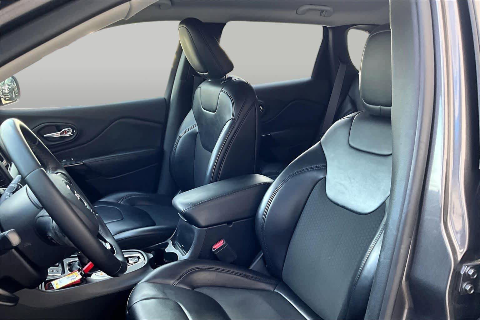 Used 2019 Jeep Cherokee Latitude Plus FWD image 8