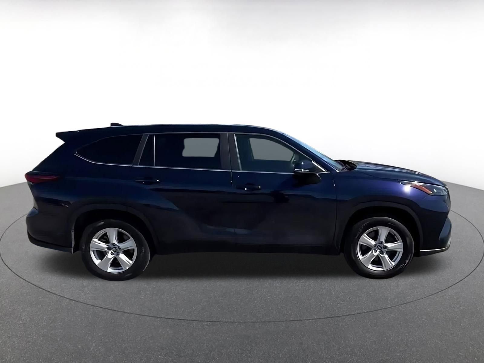 Used 2025 Toyota Highlander LE FWD image 16