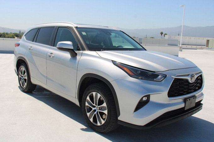 Used 2023 Toyota Highlander XLE FWD image 2