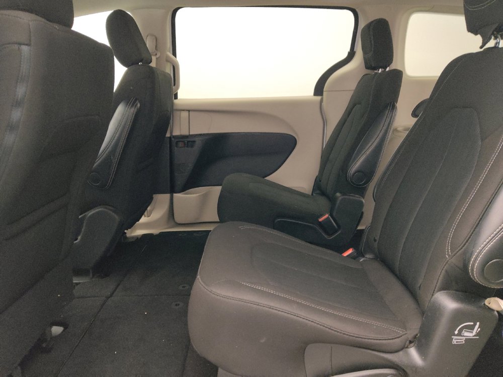 Used 2022 Chrysler Voyager LX image 18