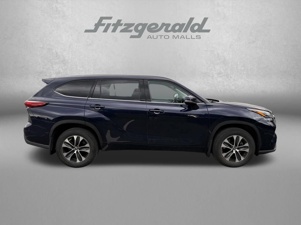 Used 2022 Toyota Highlander XLE AWD/4WD image 9