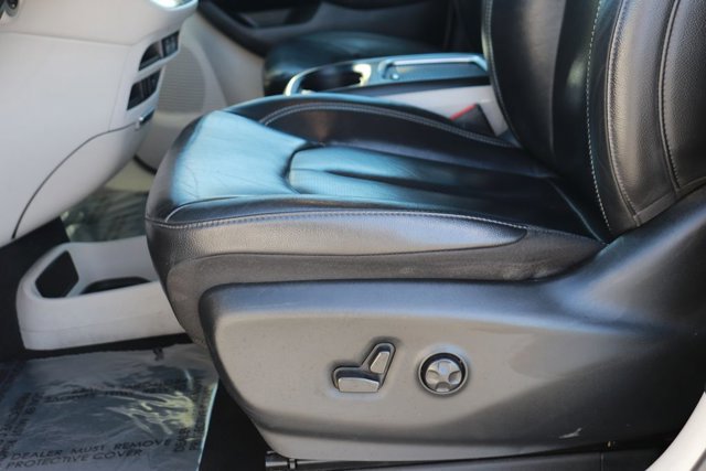 Used 2022 Chrysler Pacifica Touring-L image 9