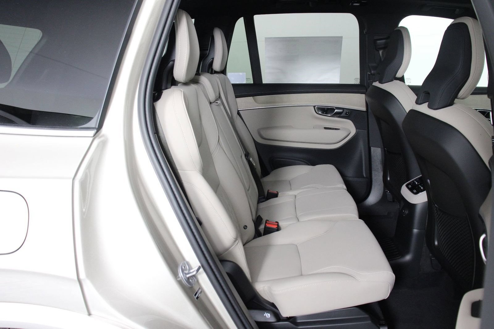 New 2026 Volvo XC90 T8 Plus w/ Protection Package Premier AWD/4WD image 11