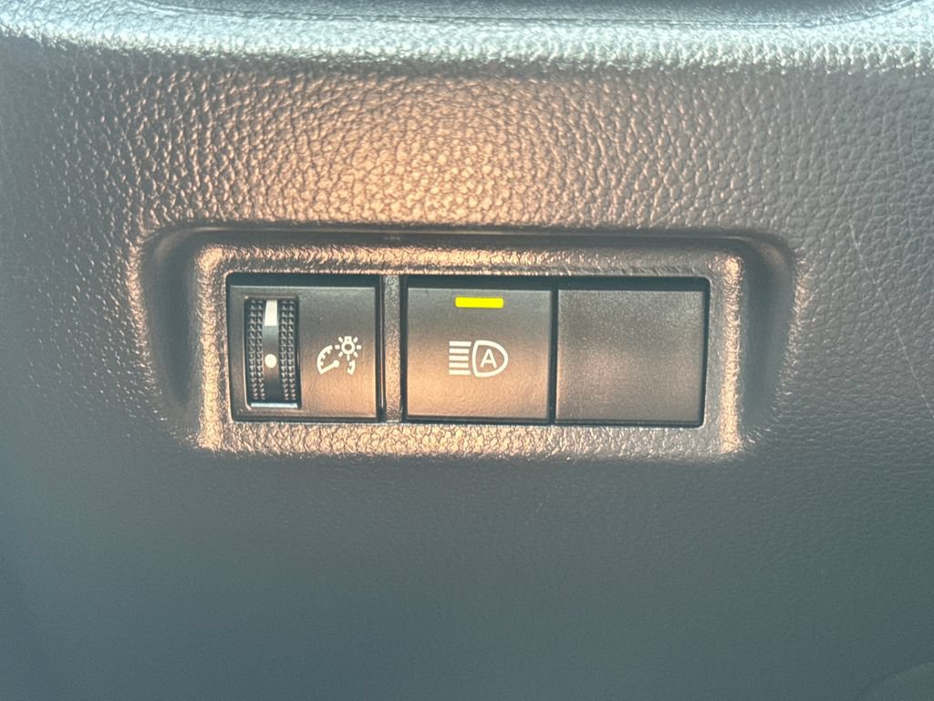 Used 2025 Toyota RAV4 XLE AWD/4WD image 33