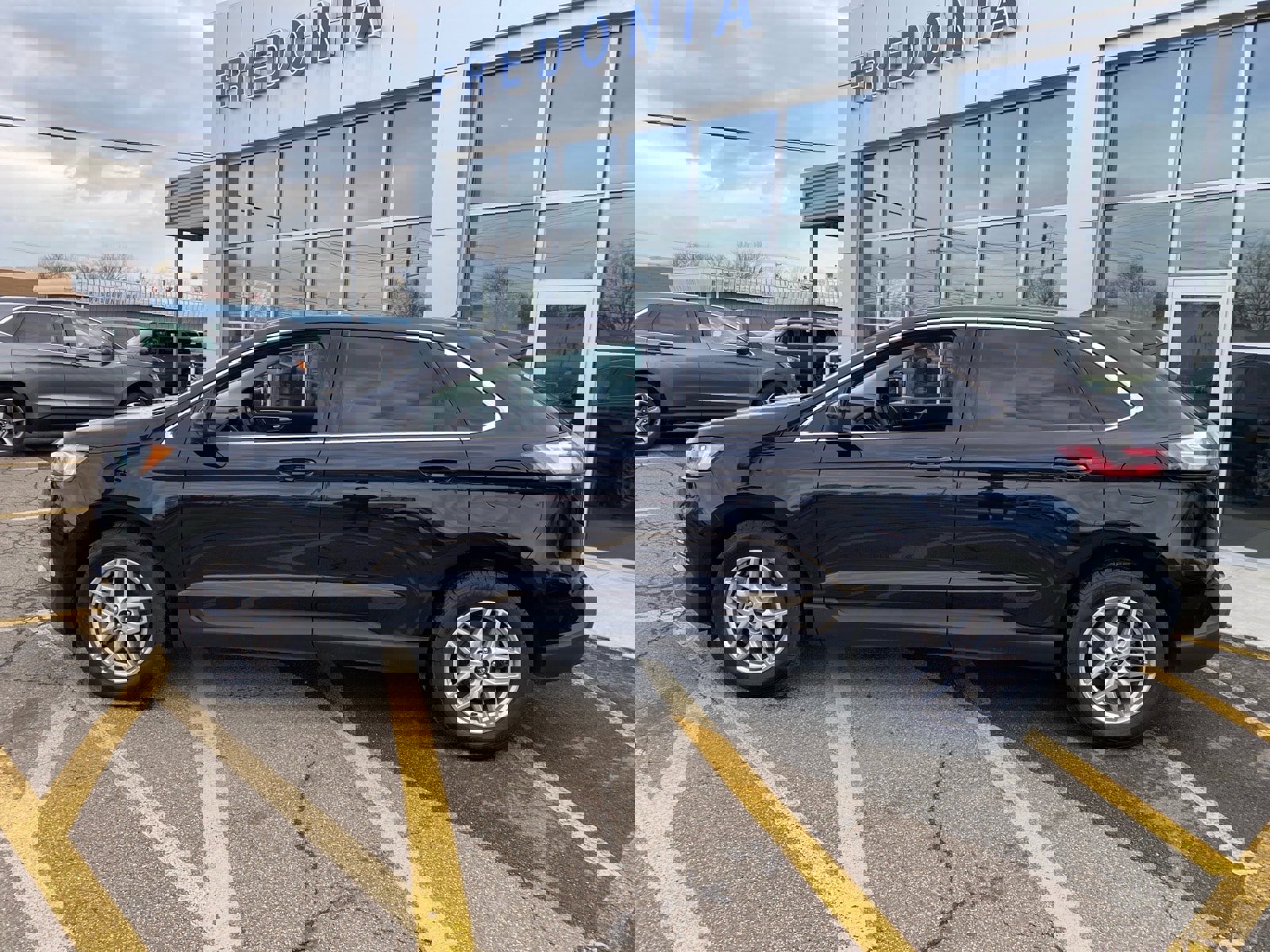 Used 2024 Ford Edge SEL w/ Convenience Package image 2