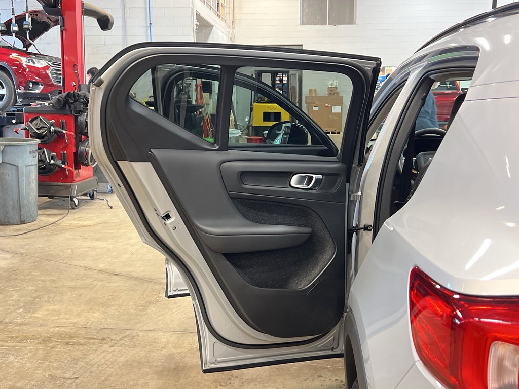 Used 2025 Volvo XC40 B5 Plus image 33