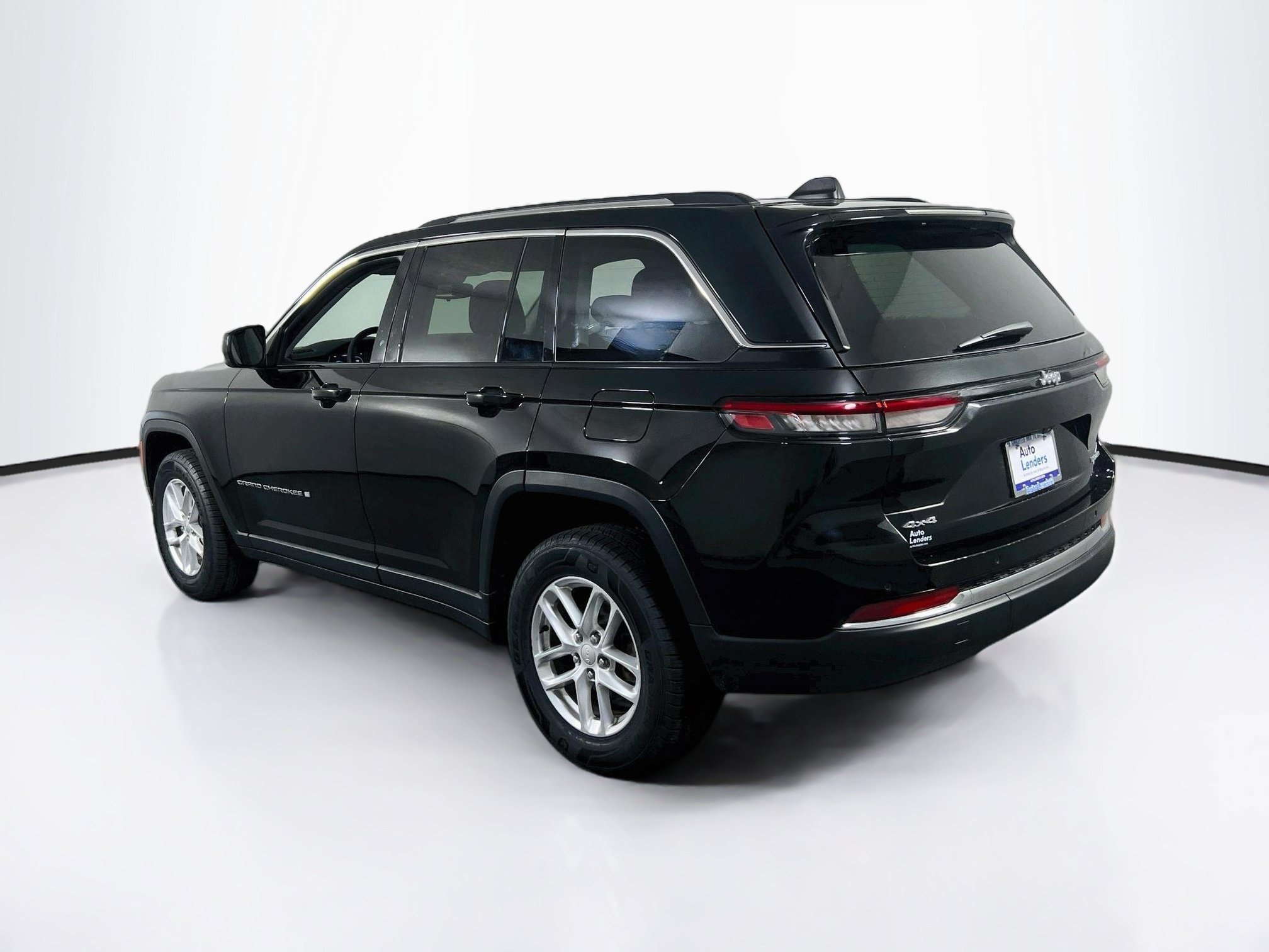 Used 2023 Jeep Grand Cherokee Laredo AWD/4WD image 7