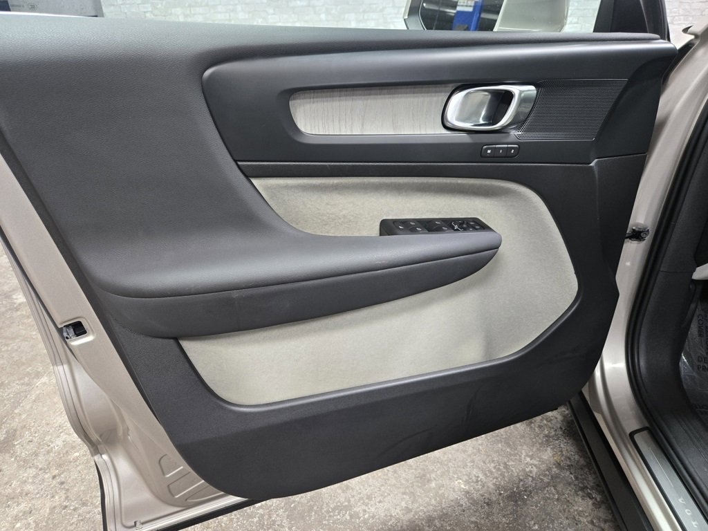 Used 2024 Volvo XC40 B5 Plus image 7