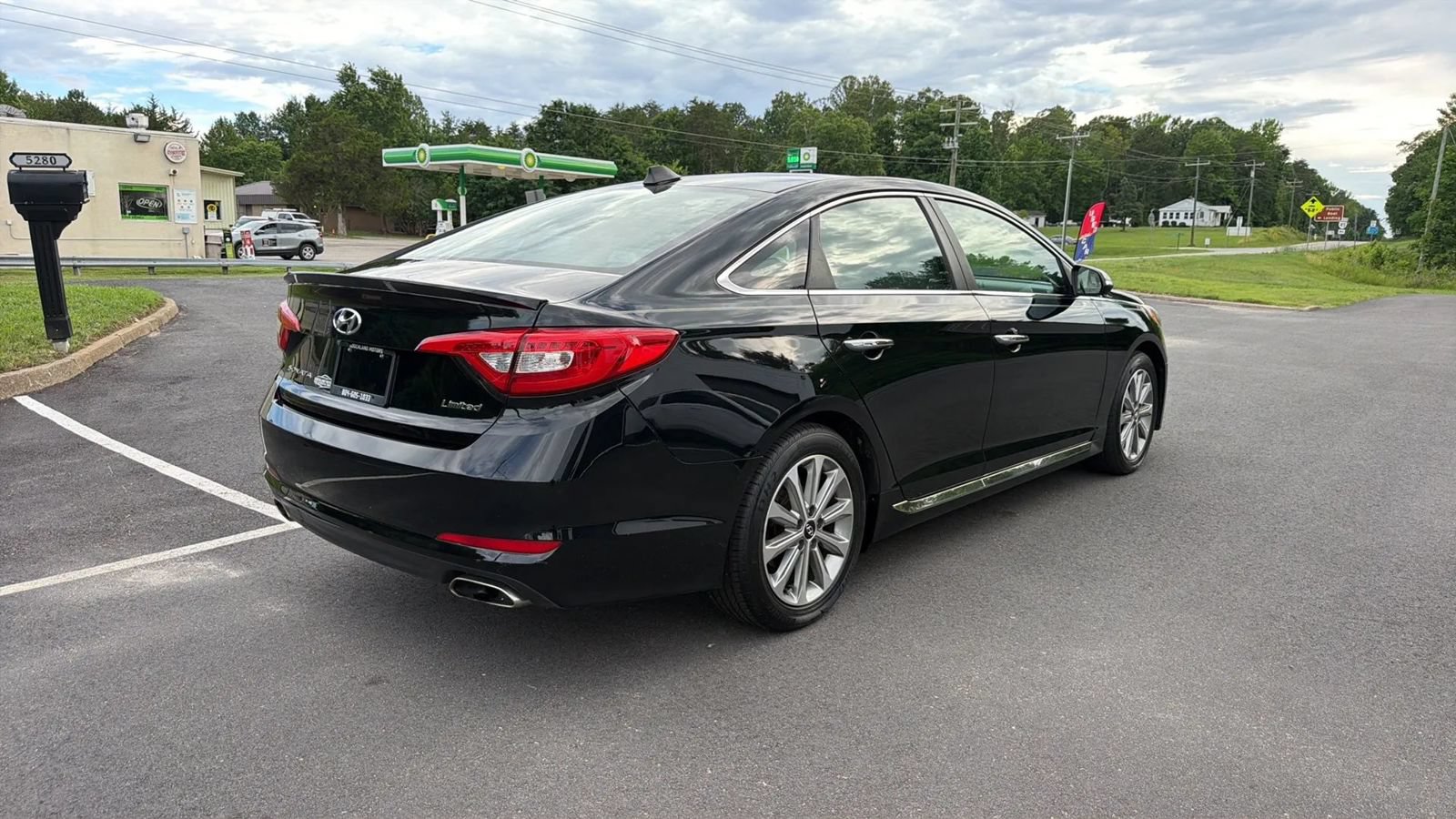 Used 2017 Hyundai Sonata Limited w/ Tech Package 03 FWD image 7