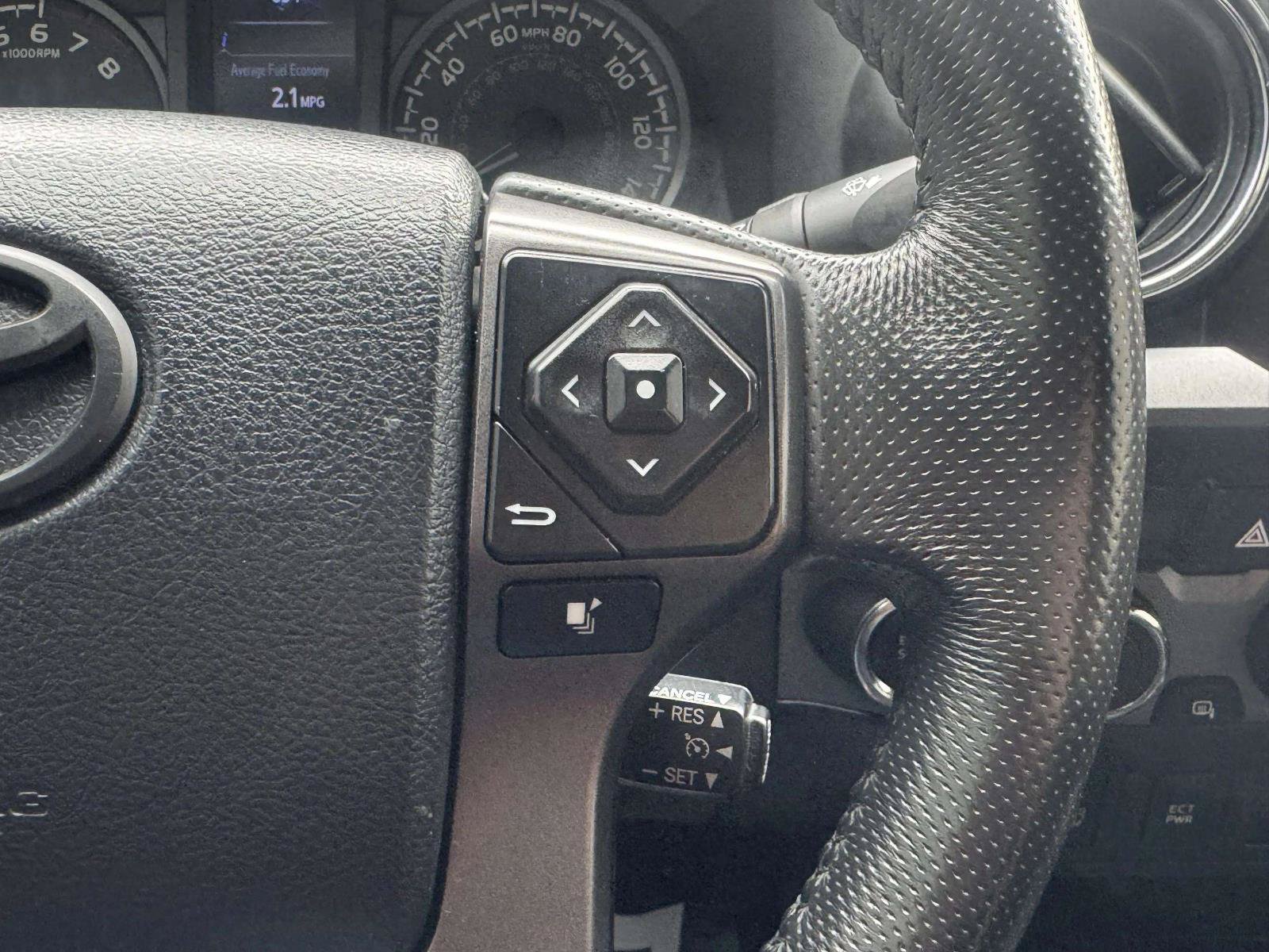 Used 2017 Toyota Tacoma TRD Off-Road w/ Premium & Technology Package AWD/4WD image 19
