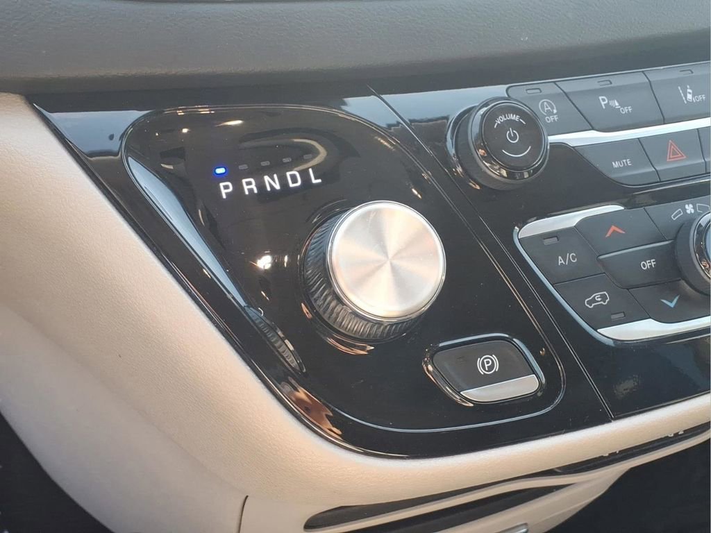 Used 2024 Chrysler Pacifica Touring-L FWD image 10