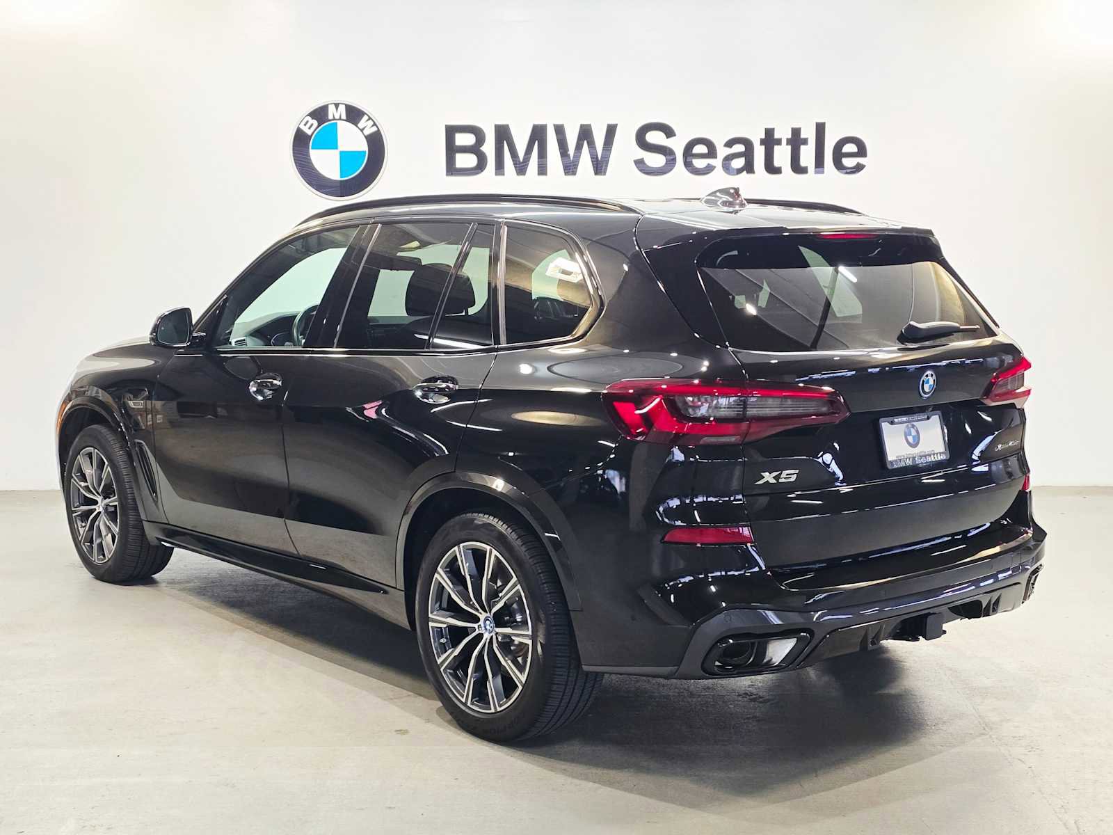 Used 2023 BMW X5 xDrive45e w/ Executive Package image 4