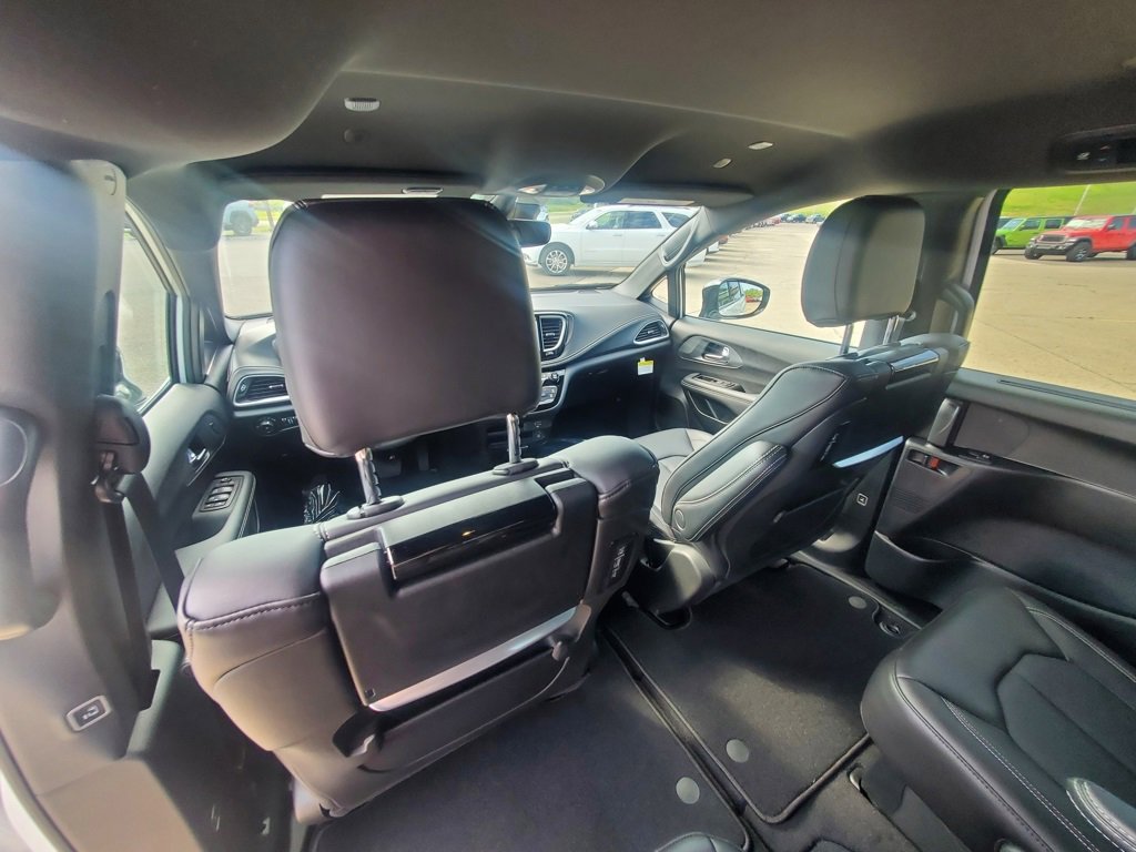 New 2026 Chrysler Pacifica Select image 21