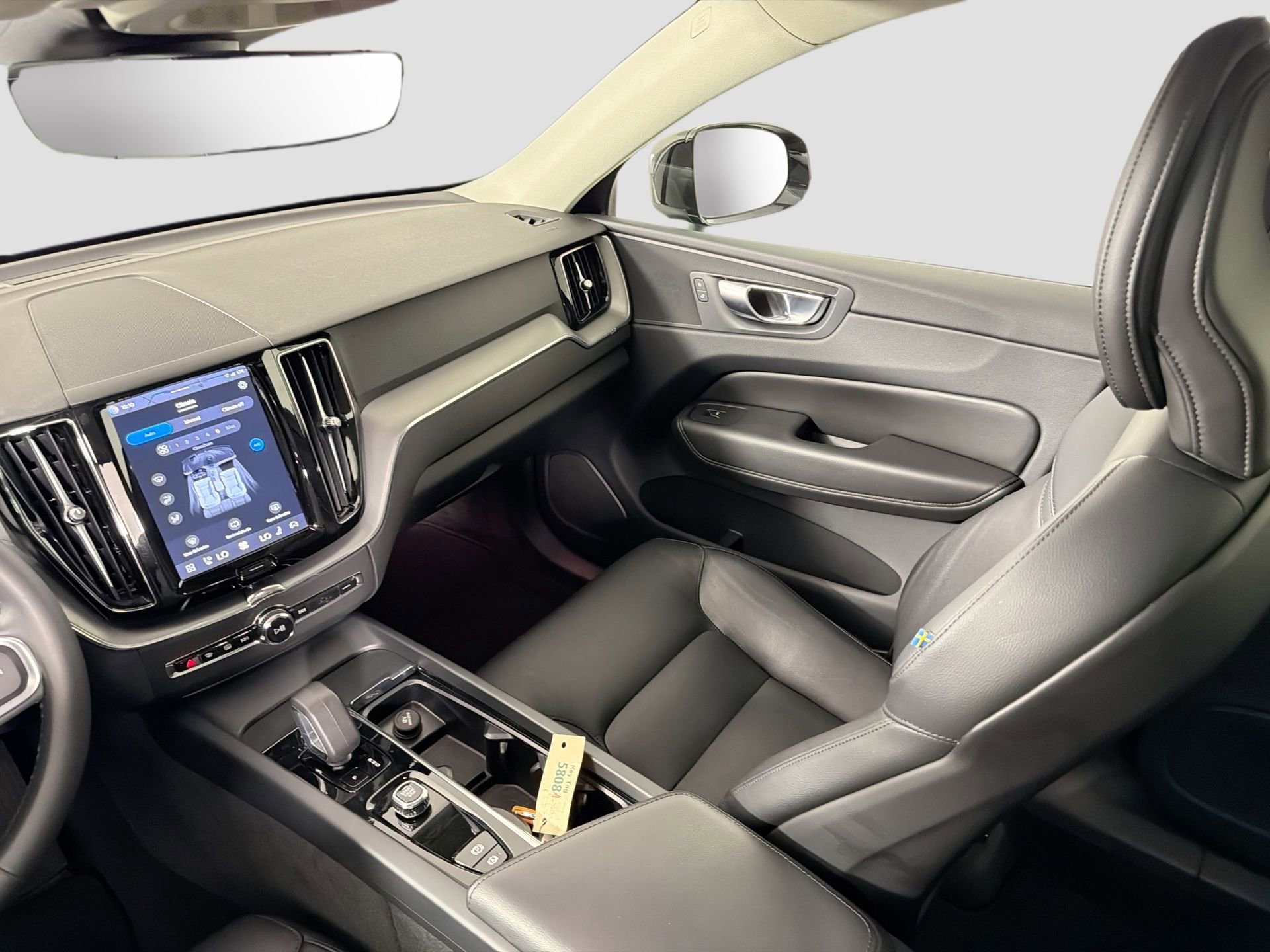 Certified 2023 Volvo XC60 B5 Core image 24