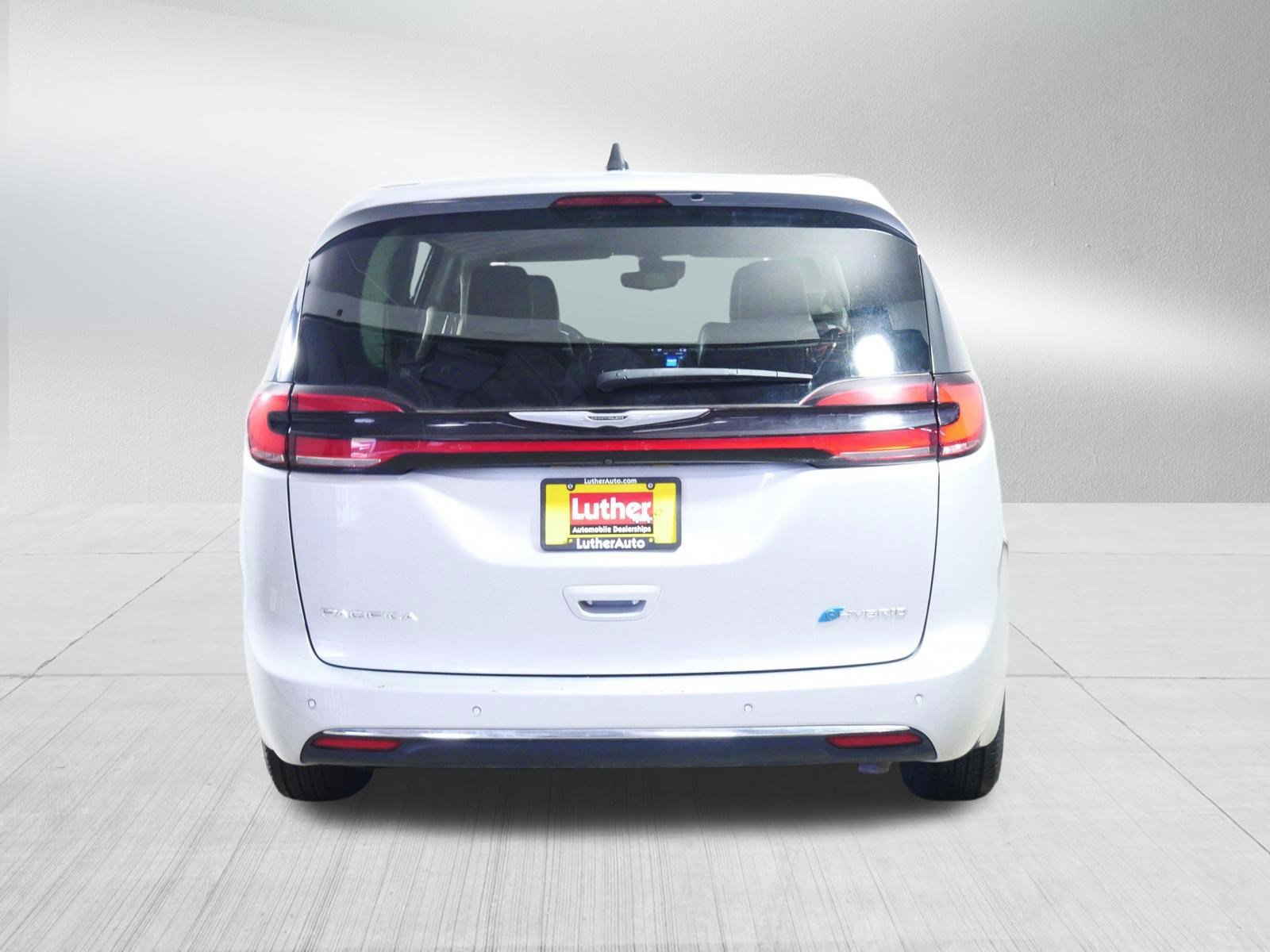 Used 2023 Chrysler Pacifica Touring-L FWD image 6